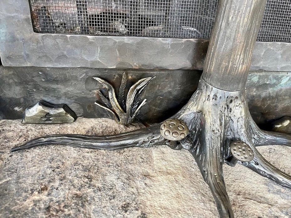 ABANAorg's tweet image. 🙌Those details!🤩

This is the Sugar Maple Tree &amp;amp; Woodland Scene Firescreen from Hearth and Home Forge in Cleveland, SC.

#bespoke #customironwork #forged #artistblacksmith #blacksmith #nature #art #woodland #fox #fern #craft #firescreen