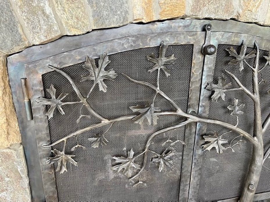 ABANAorg's tweet image. 🙌Those details!🤩

This is the Sugar Maple Tree &amp;amp; Woodland Scene Firescreen from Hearth and Home Forge in Cleveland, SC.

#bespoke #customironwork #forged #artistblacksmith #blacksmith #nature #art #woodland #fox #fern #craft #firescreen