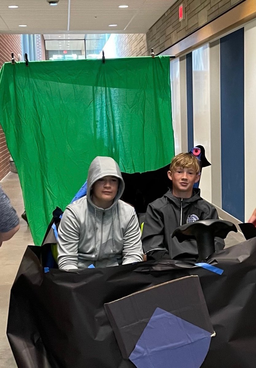 The way they analyze literature is 100% their choice. Reading, writing, and creating are so much fun! #FCMSempowers #selfdeterminedlearning @FCMSPrincipal <a href="/fcpsk12/">Frederick County Public Schools - Virginia</a>