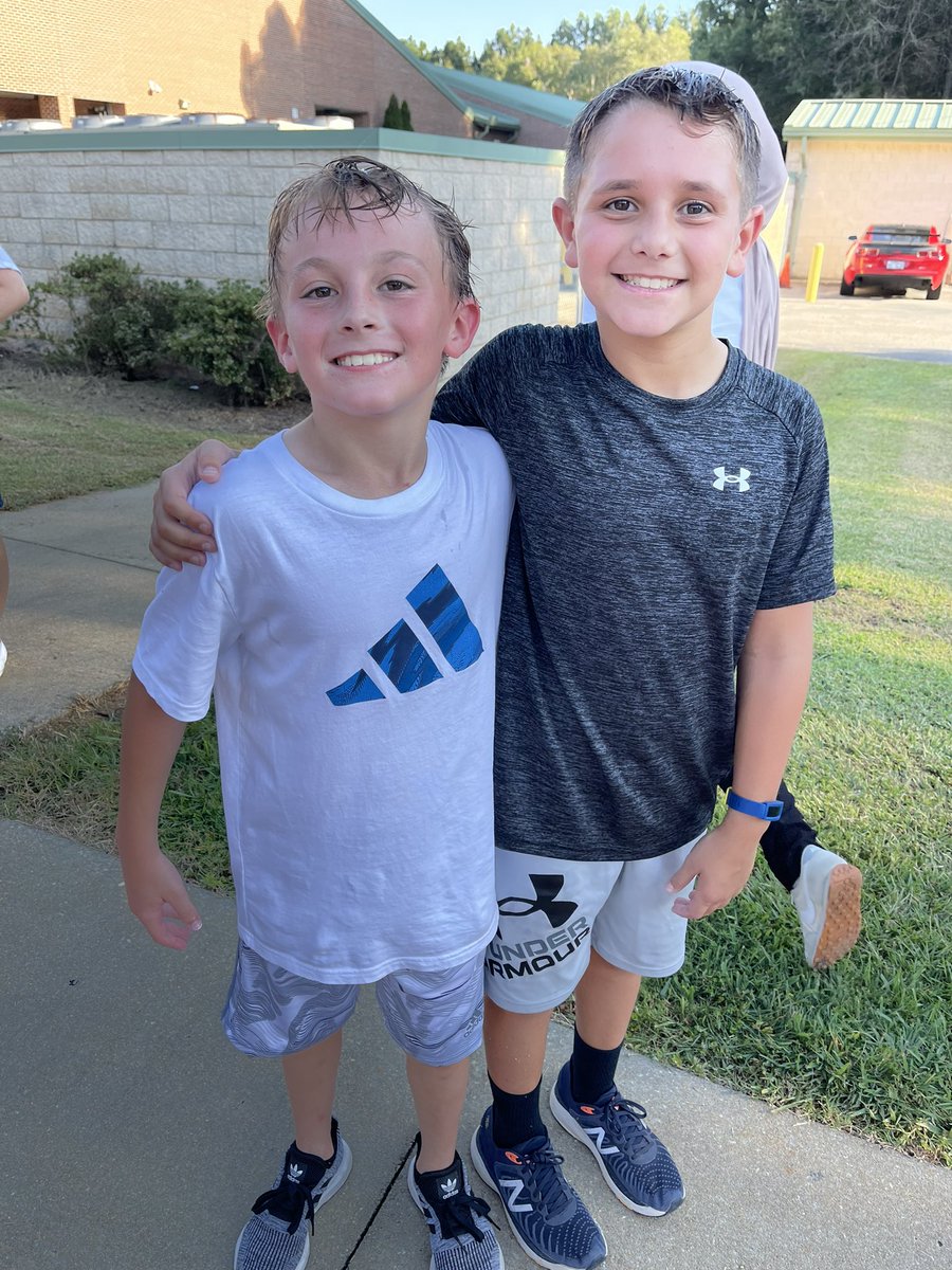 Run club best buddies! @ymesrockspe <a href="/YMESPTA/">Yates Mill PTA</a> run like the wind boys!