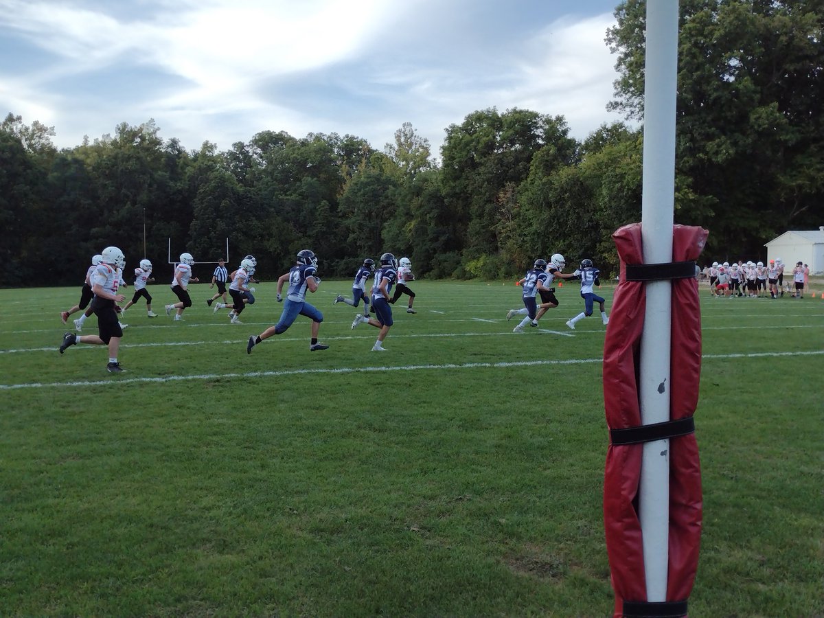 BeesBbhms's tweet photo. 8th grade Bees stung Twinsburg at home tonight, 20-14! https://t.co/HqPPImnFzC