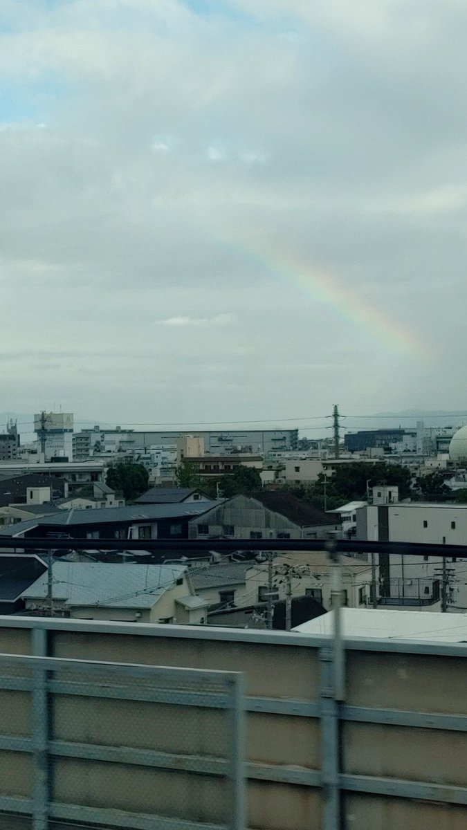 おはぽん☁
今日の大阪は曇り☁

昨日は新潟でしたが、今日は広島です‼️
バタバタですが、朝から虹が見れていいとあるかな？と、思いながら行ってきます✋
では、今日も1日頑張りましょう(๑•̀ㅂ•́)و✧

#企業公式が毎朝地元の天気を言い合う #新幹線
#広島