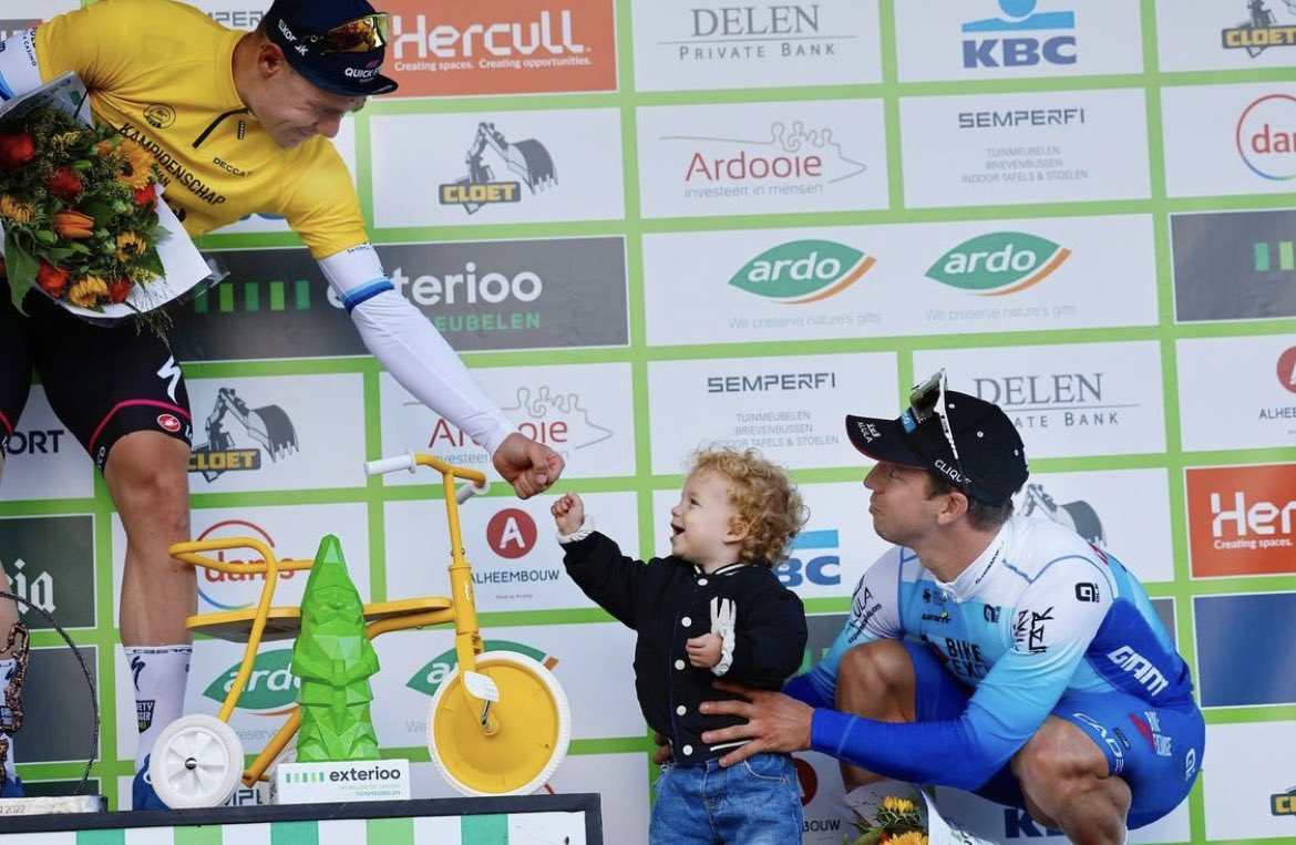 mooniecycling's tweet photo. Just saw this photo and I had to share it. This is - for obvious reasons - an incredibly powerful picture.

📷 @SprintCycling https://t.co/7EkP0xBVTA