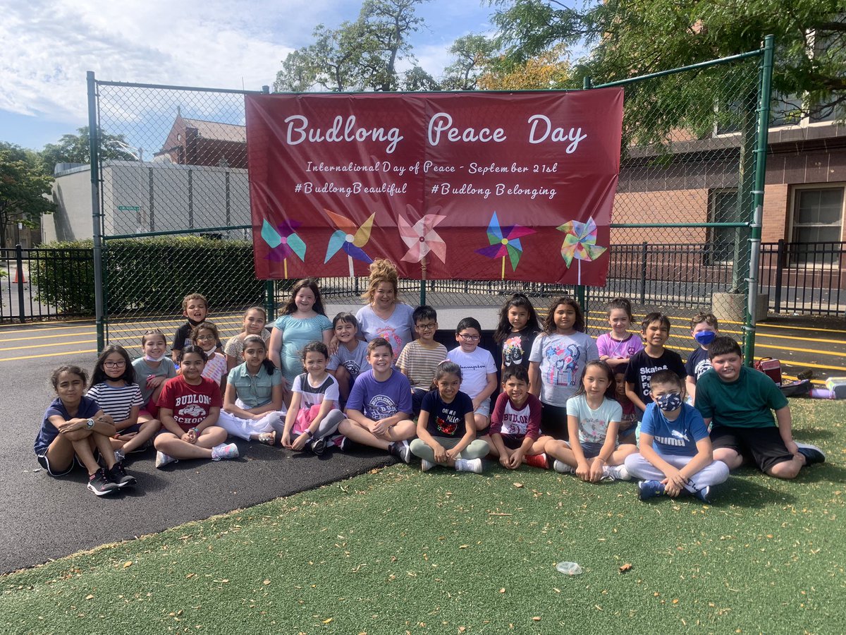 smoylai's tweet photo. Celebrating Peace Day with our pinwheels and ❤️@Budlong #budlongbeautiful @PrincipalNaomi https://t.co/uzJBsywuN9