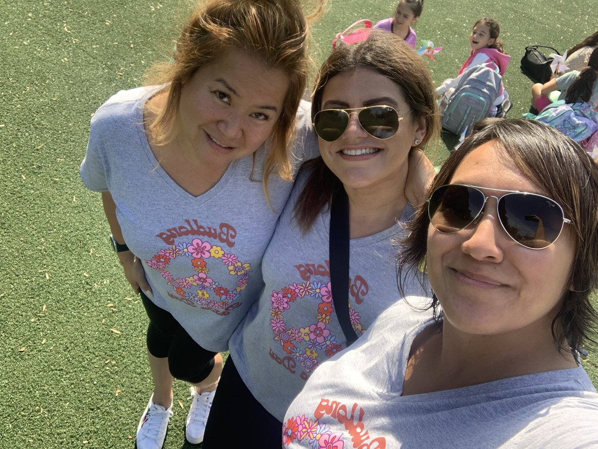 smoylai's tweet photo. Celebrating Peace Day with our pinwheels and ❤️@Budlong #budlongbeautiful @PrincipalNaomi https://t.co/uzJBsywuN9