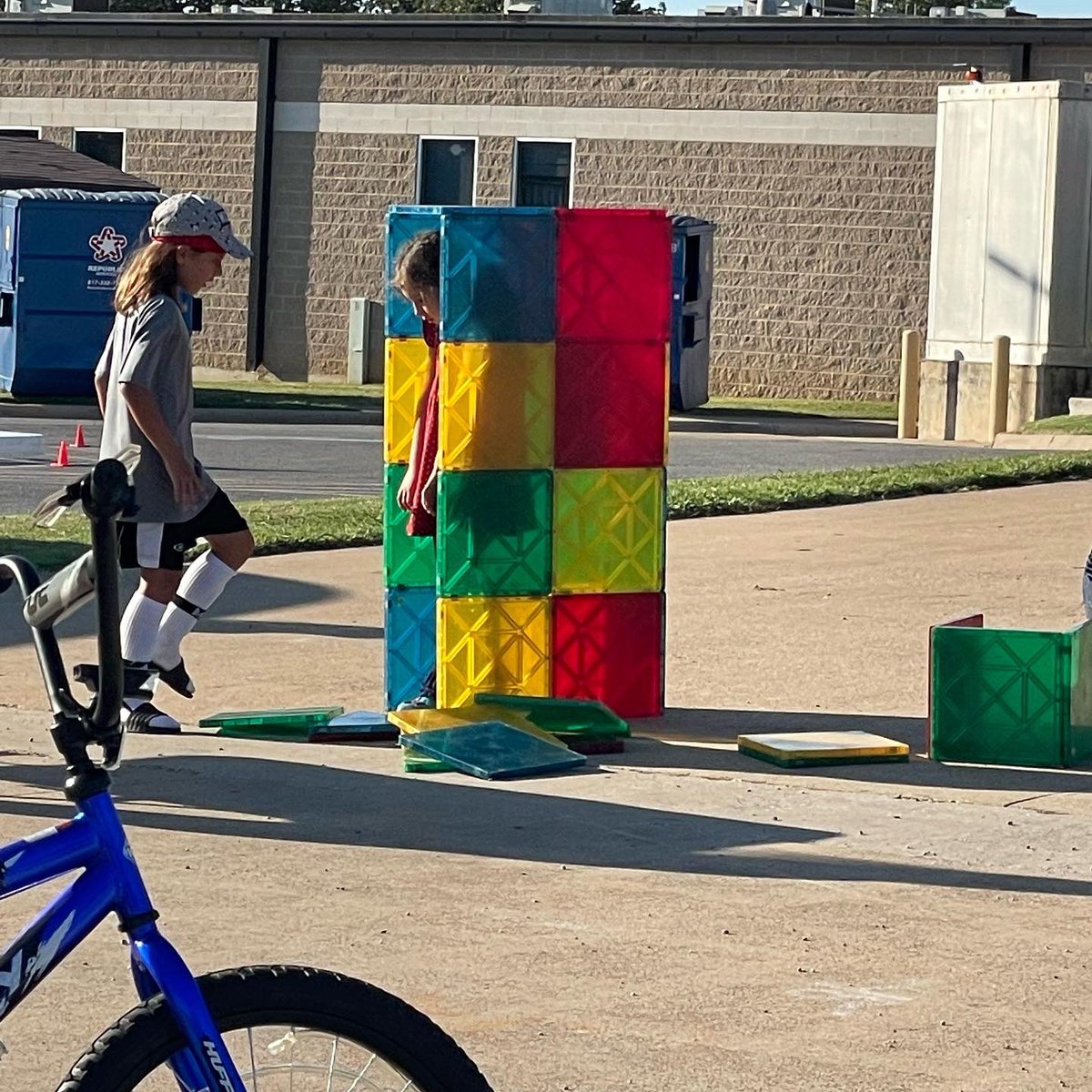 HurstHillsLib's tweet photo. The #hebthinktank is at #hursthillselementary for our @innout tailgate party! So many fun things to do here today! #heblibraries #hebisdstrongertogether #hebreads #hhefalconsread https://t.co/QPGsh0So15