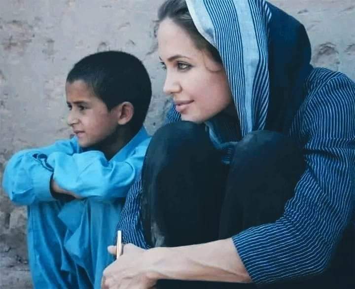 Salute to #AngelinaJolie for visiting flood affected families in Pakistan. What a kind souls❤