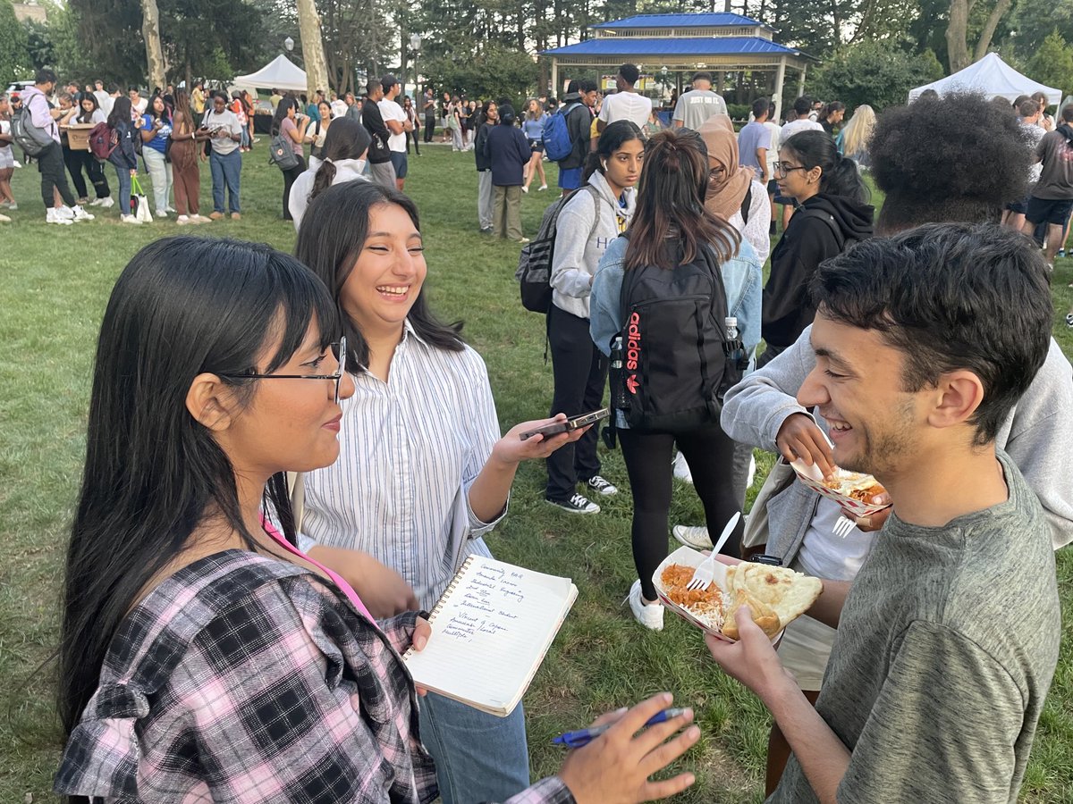 For my Community Journalism class, my students attended the ⁦<a href="/HofstraU/">Hofstra University</a>⁩ Taste of the Neighborhood Community BBQ to eat, be merry and ask the question, What defines Hofstra, the community? Looking forward to hearing the answers they found!