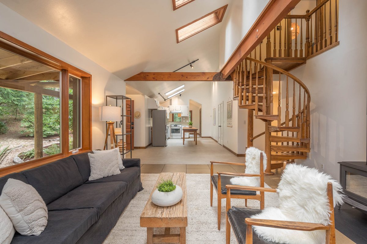 Windermere_VMI's tweet photo. Literally in love with this spiral staircase 
https://t.co/v0hXkDyYEl 
#justlisted #realestate #forsale #properties #luxuryhomes #realestateinvesting #houseforsale #vashonisland https://t.co/6N2j314BZy