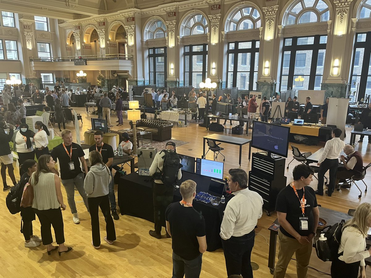 DylanWohlenhaus's tweet image. So cool to see so many entrepreneurs excited about what they’re doing! Such an awesome event @tcstartupweek @fueledcoMN #Beta #TCSW2022