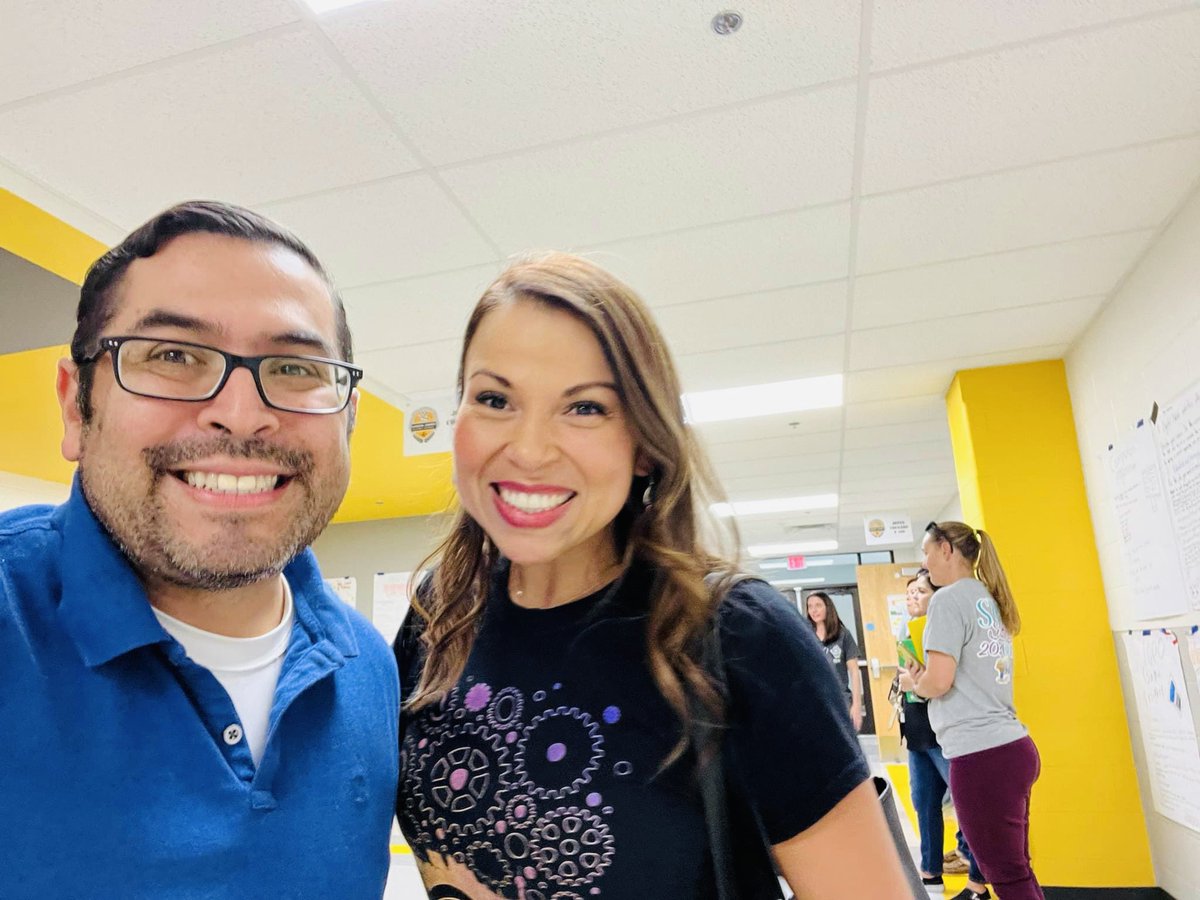 STEM Magnet Open House <a href="/NISDJonesSTEM/">Anson Jones Magnet School</a> with my <a href="/NISDCole/">Cole Elementary</a> peeps @VioletRiveraTSS <a href="/DawnZamoraSTEM/">Dawn Zamora</a> 💜💛💜💛 It was great seeing familiar faces!