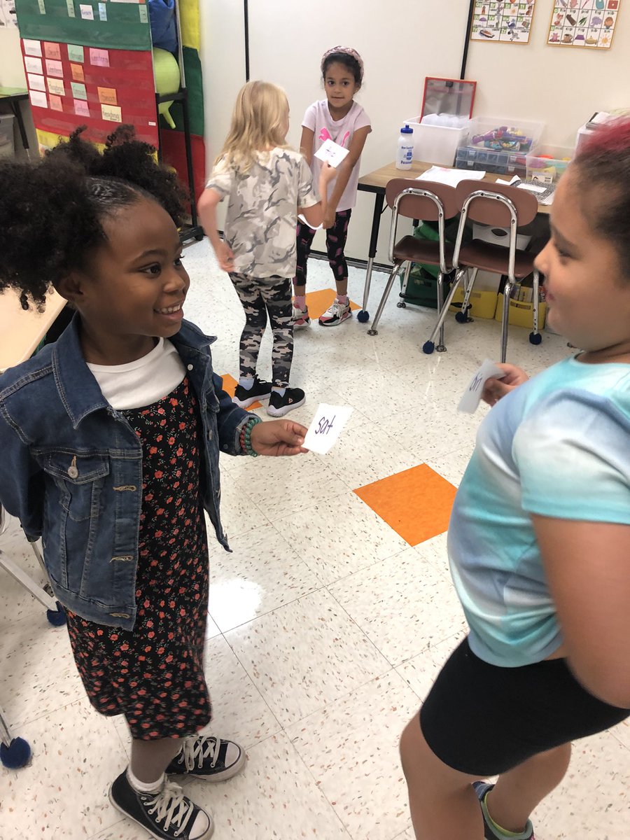 Practicing phonics skills with a game of stand up, hand up, pair up!
#GoMarbrookDolphins
@mayaaldas <a href="/MarbrookPrincip/">Maribeth Courtney</a>