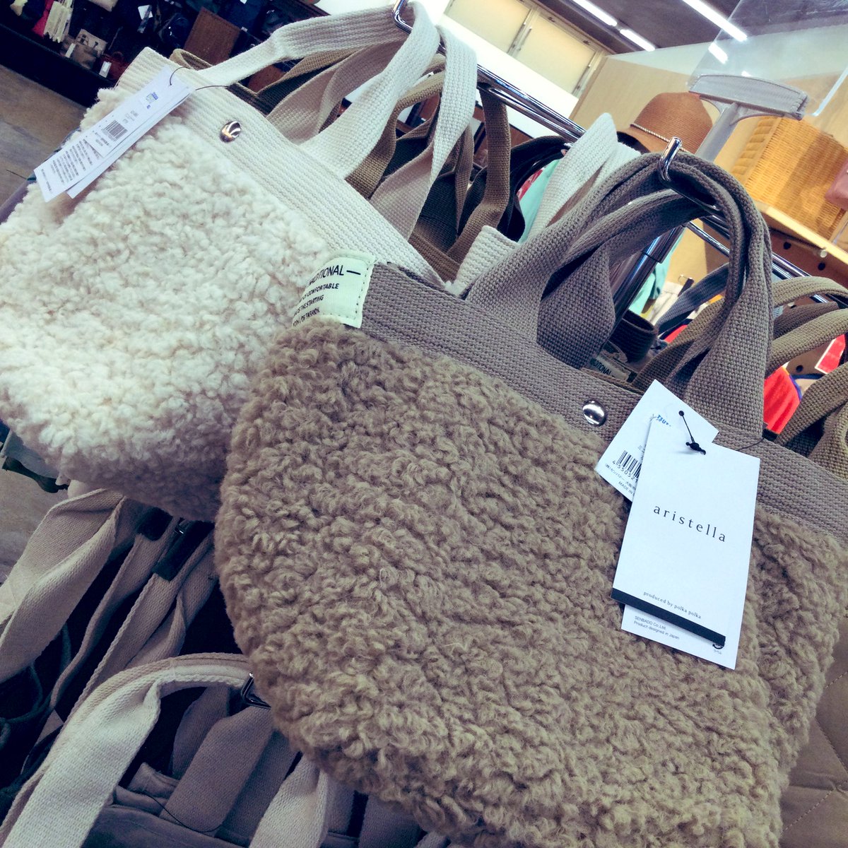 seto_tsutaya's tweet photo. こんにちは雑貨担当です😊
すっかり秋らしくなりましたね🍁
お店にも秋冬ものが増えてきました!
3wayで使える毛布、とっても便利ですよ〜
#SENSEOFGRACE の可愛い帽子も😍
是非、お好みのアイテムを見つけてくださいね🐱
#TSUTAYA瀬戸店
#秋冬
#ブランケット
#センスオブグレイス
#雑貨 https://t.co/FlCIr0ukGe
