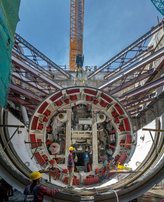 update_tn's tweet photo. #BigNews 📢

First Tunnel Boring Machine (TBM S96) has been lowered at Madhavaram next to the Botanical Garden and is getting ready for the UG01 tunneling from Madhavaram towards Perambur &amp; Kellys as part of #Chennai Metro phase 2 Corridor 3 Ⓜ️🚇🚝 https://t.co/nhuiReArN8