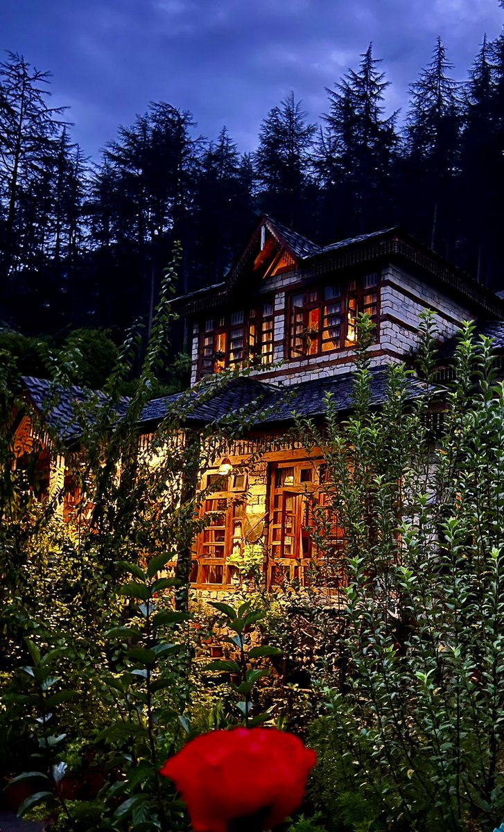 kailashathv's tweet photo. Dreaming about kasol🌿🌱🐾🌦 #kingdomofdreams #heritagestyle #himachalarchitecture #thehimalayanvillage #kasol #parvativalley #kathkuniarchitecture #mudplastering #stonewalls #gardenideas #flowerway_accessories #creapers #woodencottages 9805072712 https://t.co/dU5r5YyVni https://t.co/kpNcUAVT7x