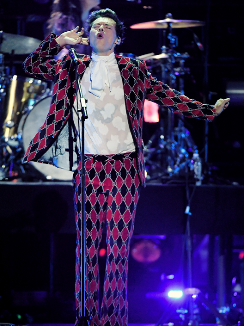 todays1dhistory's tweet photo. Today (September 22) in 2017 - Harry rocks one of his most iconic suits at the iHeartRadio Music Festival in Vegas 💯💯 https://t.co/ltiDNKGlbl
