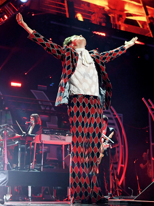 todays1dhistory's tweet photo. Today (September 22) in 2017 - Harry rocks one of his most iconic suits at the iHeartRadio Music Festival in Vegas 💯💯 https://t.co/ltiDNKGlbl