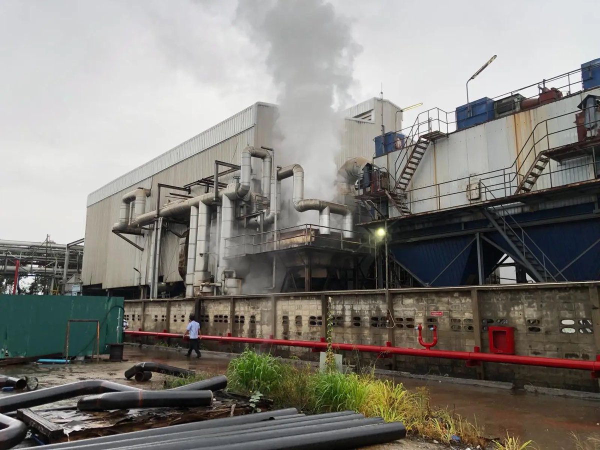 ♨️ สารเคมีรั่วไหลจาก"โรงงานอินโดรามา" คือสาร #อะโรมาติกเบนซีน 

พนักงานสามารถปิดวาล์วได้สำเร็จ สารเคมีดังกล่าวเกิดจาก เป็น Hot oil down term DT1 รั่วไหล ซึ่งเป็นสารกลุ่ม อะโรมาติกเบนซีน บริเวณระบบการผลิตเม็ดพลาสติก ส่งเป็นสารแลกเปลี่ยนความร้อนของระบบ cooling รั่วไหล
#สารเคมีรั่ว