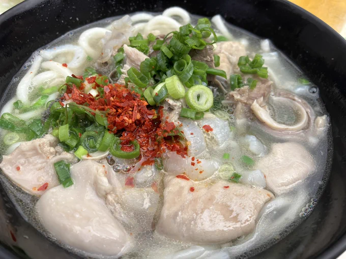 広島『ふくもと食堂』にて、でんがくうどんとホルモンの天麩羅!でんがくはモツの出汁たっぷりで、天ぷらもすごく独特な味。モツをゆでて干したせんじがらも美味しい。これは他所では食べれないお味 