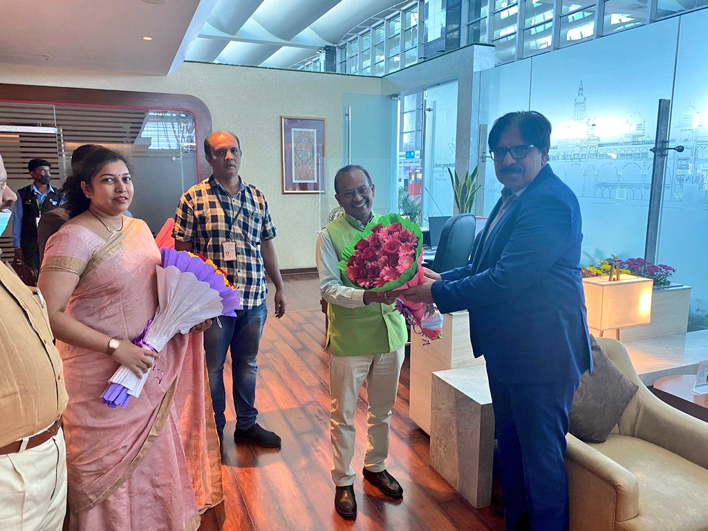 VBGRAMGKAR's tweet photo. ACS to Govt, RDPR @lkatheeq and RD commissioner @Shilpa_Nag welcomed  Secretary, @MoRD_GoI Sri Nagendranath Sinha at Bengaluru today and discussed about the implementation of #MGNREGS in #Karnataka.

#MoRD #RuralDevelopment #mgnregs https://t.co/ubiNQzCHeZ