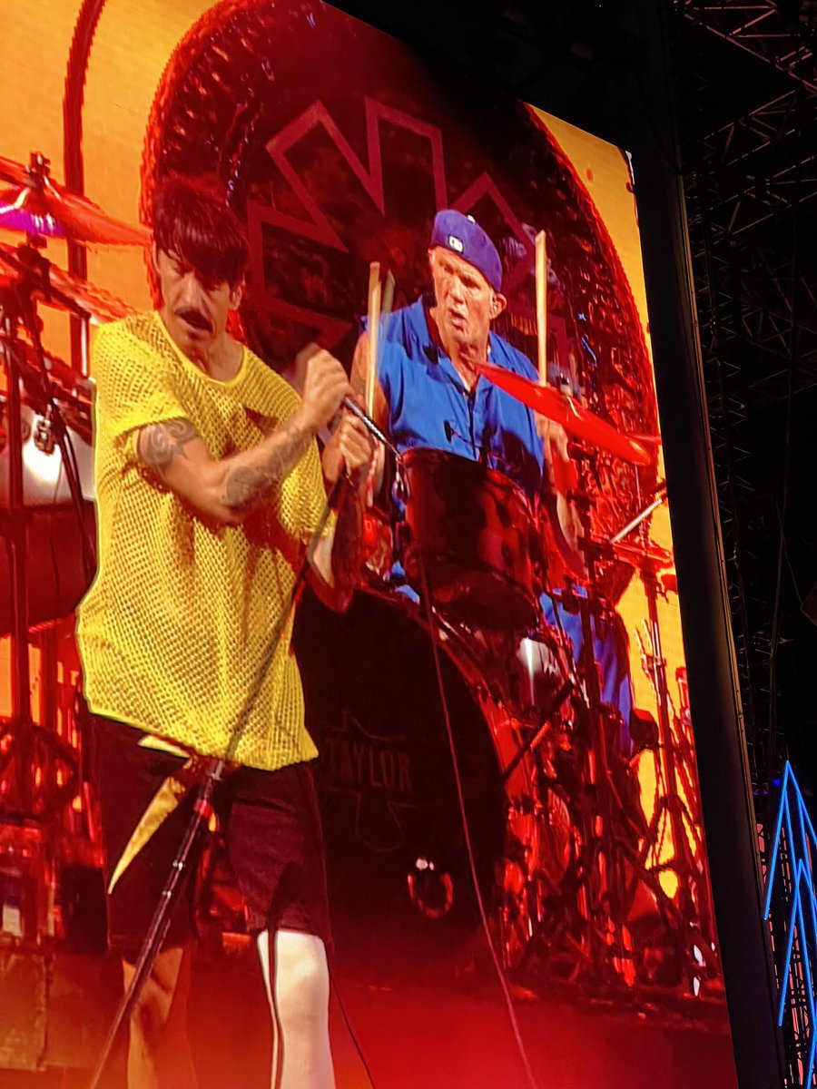 Guest appearance on drums for ⁦@ChiliPeppers⁩ by the one and only ⁦@OfficialWilllF⁩ at #dreamfest #df22