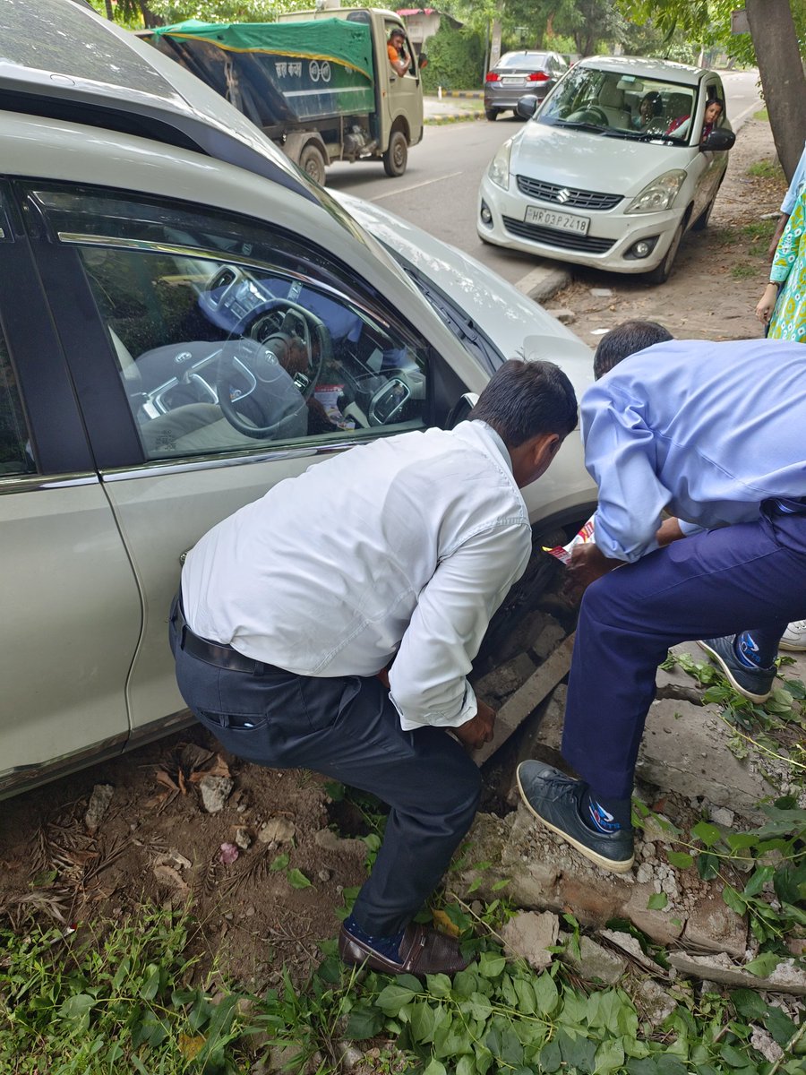 GuptaTandon's tweet photo. @cmohry @dcmohry @ulbharyana @DiprHaryana @police_haryana @BJP4Haryana 
State of affairs outside one of the most prestigious schools in Panchkula.. Hansraj Public School Sector 6. 
4 manholes open along the adjoining road of the school
Children are at risk https://t.co/rZKHlbJQ9P