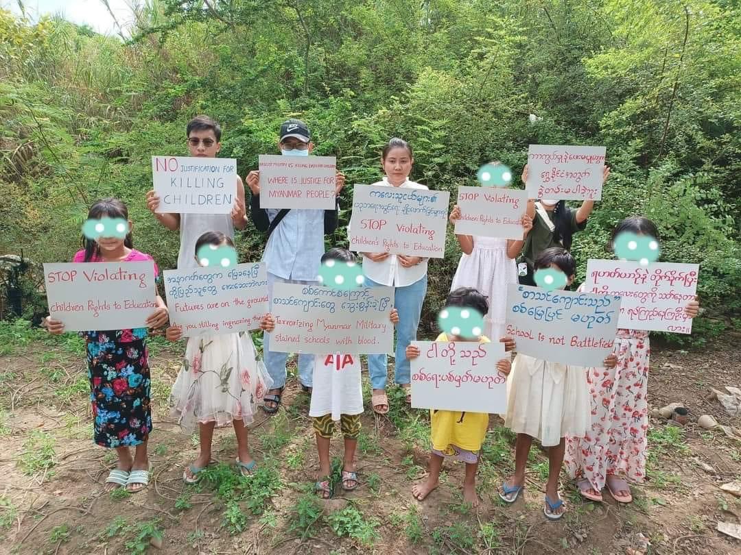 KYITHAR95368969's tweet photo. Students from refugee camp staged with papers and showed their solidarity with Let Yet Kone’s students who brutally attacked by #MyanmarMilitaryTerrorists .

#2022Sept22Coup                 
#MyanmarLivesMatter           
#WhatsHappeningInMyanmar https://t.co/TOIDWg1xTM