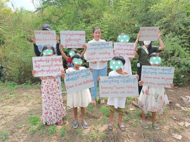 KYITHAR95368969's tweet photo. Students from refugee camp staged with papers and showed their solidarity with Let Yet Kone’s students who brutally attacked by #MyanmarMilitaryTerrorists .

#2022Sept22Coup                 
#MyanmarLivesMatter           
#WhatsHappeningInMyanmar https://t.co/TOIDWg1xTM