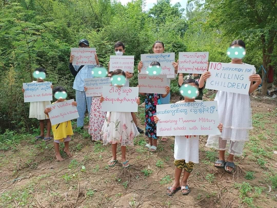 KYITHAR95368969's tweet photo. Students from refugee camp staged with papers and showed their solidarity with Let Yet Kone’s students who brutally attacked by #MyanmarMilitaryTerrorists .

#2022Sept22Coup                 
#MyanmarLivesMatter           
#WhatsHappeningInMyanmar https://t.co/TOIDWg1xTM