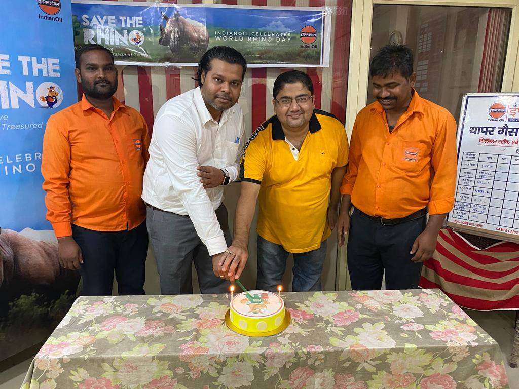 IoclAgraIDO's tweet photo. World Rhino Day celebration  at Thapar Gas Service under Agra B LSA #SaveTheRhino #IndianOil #IndianOilRhino #WorldRhinoDay
@ioclupso2 @Shyamal35759390 @EDLPGIOCL @IndianOilcl @raj_dube @akadk12 https://t.co/Xn10ukAuVG
