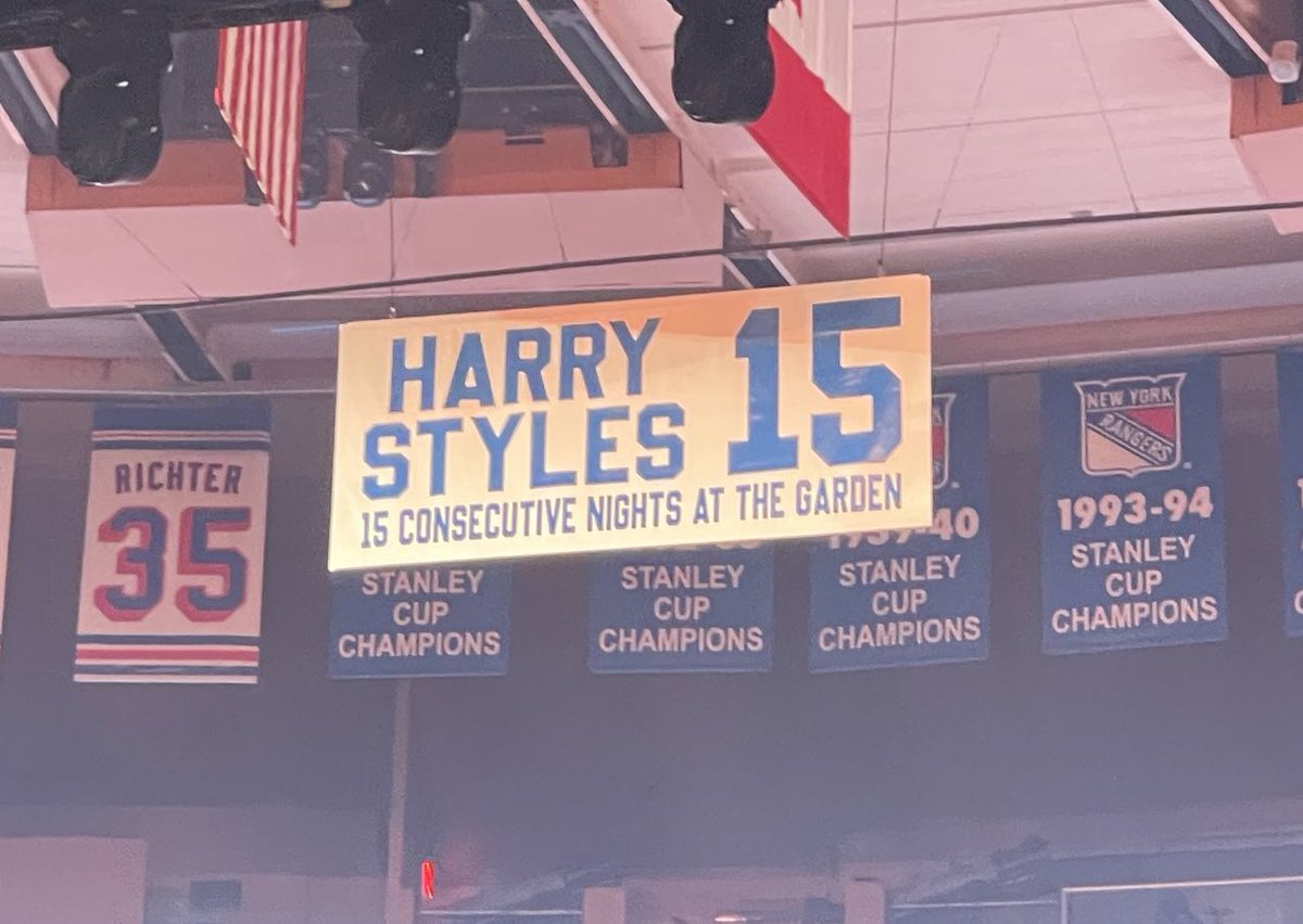 HStylesItalia's tweet photo. Al Madison Square Garden di New York è stato appeso un banner commemorativo delle 15 date in cui si è esibito Harry e rimarrà fisso!

Mentre veniva appeso Harry si è commosso❤️ #LoveOnTourNewYork https://t.co/ABiptgnBOg
