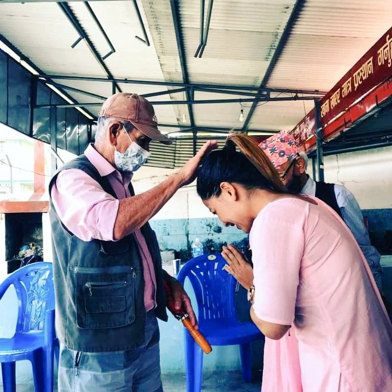 Shirishforkaski's tweet photo. बुवा भन्नुहुन्छ, बुढा रुखका पात झरेर अब नयाँ पालुवा पलाउने बेला भयो, अब देशलाइ एक सच्चा देशप्रेमी र जनताका भावना र आवाज सुनिदिने व्यक्ति चा���िएको छ,अघि बढ शिरिष तिमीलाई हाम्रो आशिर्बाद छ l
#youthforchange #voteforchange✌ #shirishgurung https://t.co/8ehNR0z7Dc