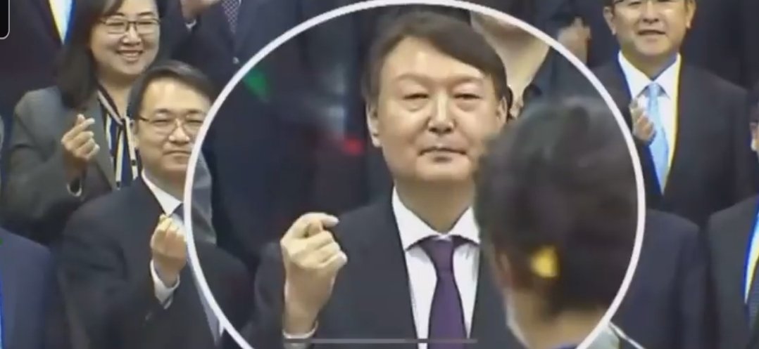 윤석열의 이 손가락 욕도 실수가 아니고 진짜였나봐..