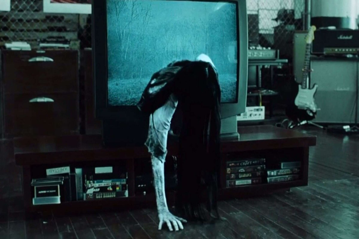 TheJester1138's tweet photo. @TheRochaSays Me: "It's just a movie. It can't hurt you."
Samara: Comes out of the fucking TV
Me: "Shit." https://t.co/ERr5JuCmXg