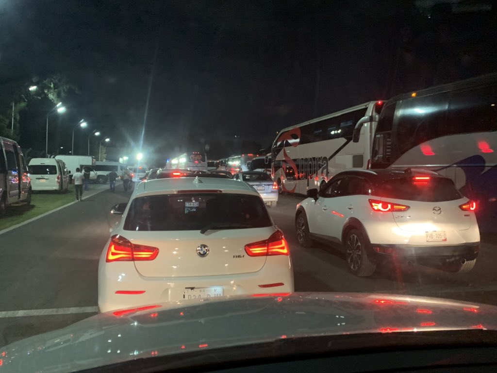jplamata's tweet photo. Pésima logística de @ocesa_rock @ocesa_total para desalojar el estacionamiento https://t.co/11GIcU5yYb
