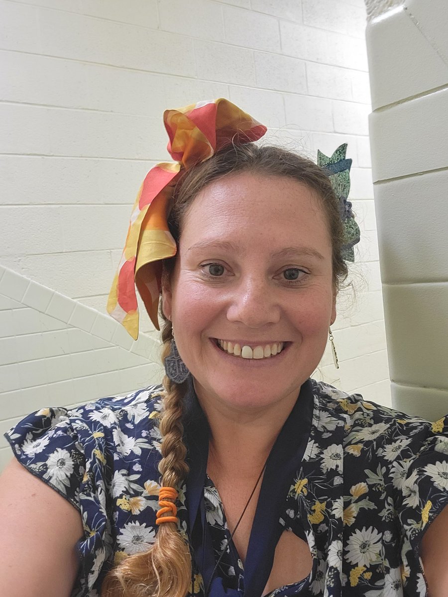 JohnAdamsElem's tweet photo. We are celebrating the importance of good attendance at school with a spirit week! There's nothing TACKY about great attendance but these outfits were definitely wacky and tacky!  #WackyWednesday #wackytacky #SchoolEveryDay https://t.co/9uiusafCmi