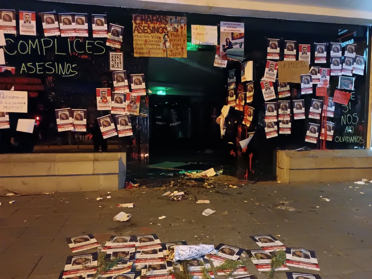 pperaltar12's tweet photo. "20 minutos gritó una mujer que la estaban matando y ahora sí salen porque se rompió su puerta", reclaman las manifestantes. https://t.co/QyLmPMqvNm