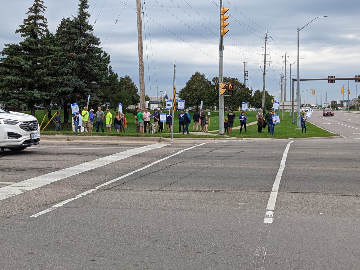 opseu462's tweet photo. Thanks to everyone who showed up for our rally today and to all the motorists who waved and honked! 😊 We really appreciated the support! https://t.co/cigqRP86JH