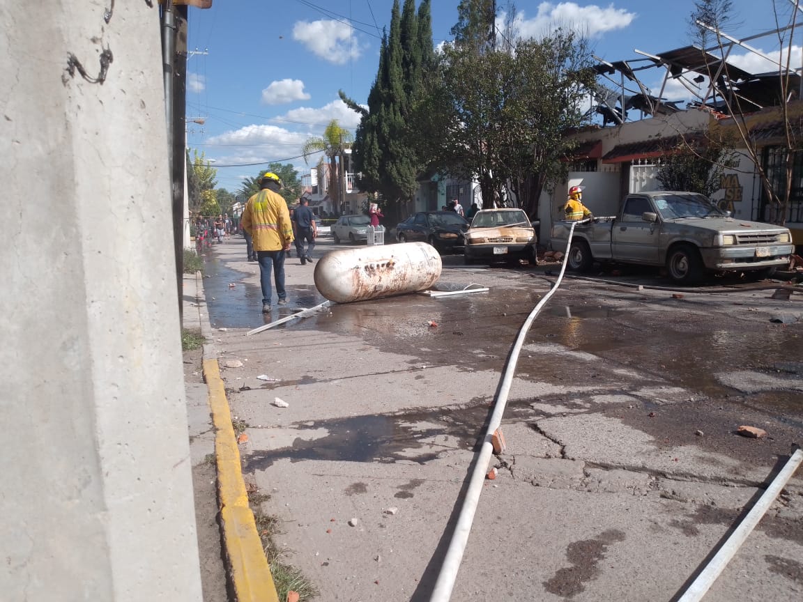SSPEags's tweet photo. Elementos de Bomberos del Estado acudieron al municipio de Jesús María para brindar apoyo en las labores para sofocar un incendio generado por la explosión de un tanque de gas de una tortillería, percance que dejó como saldo preliminar 12 personas lesionadas, 3 de ellas menores. https://t.co/5kmbehEJLO