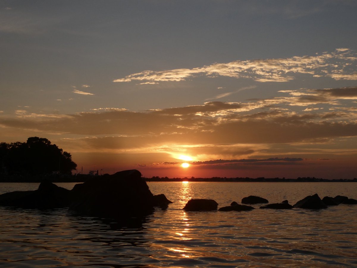 jack2cdr43's tweet photo. Temp reaches 85°F today with clear blue skies and ends with equally impressive kayak #Sunset scenes across the #Chester https://t.co/tHp48ymYzT