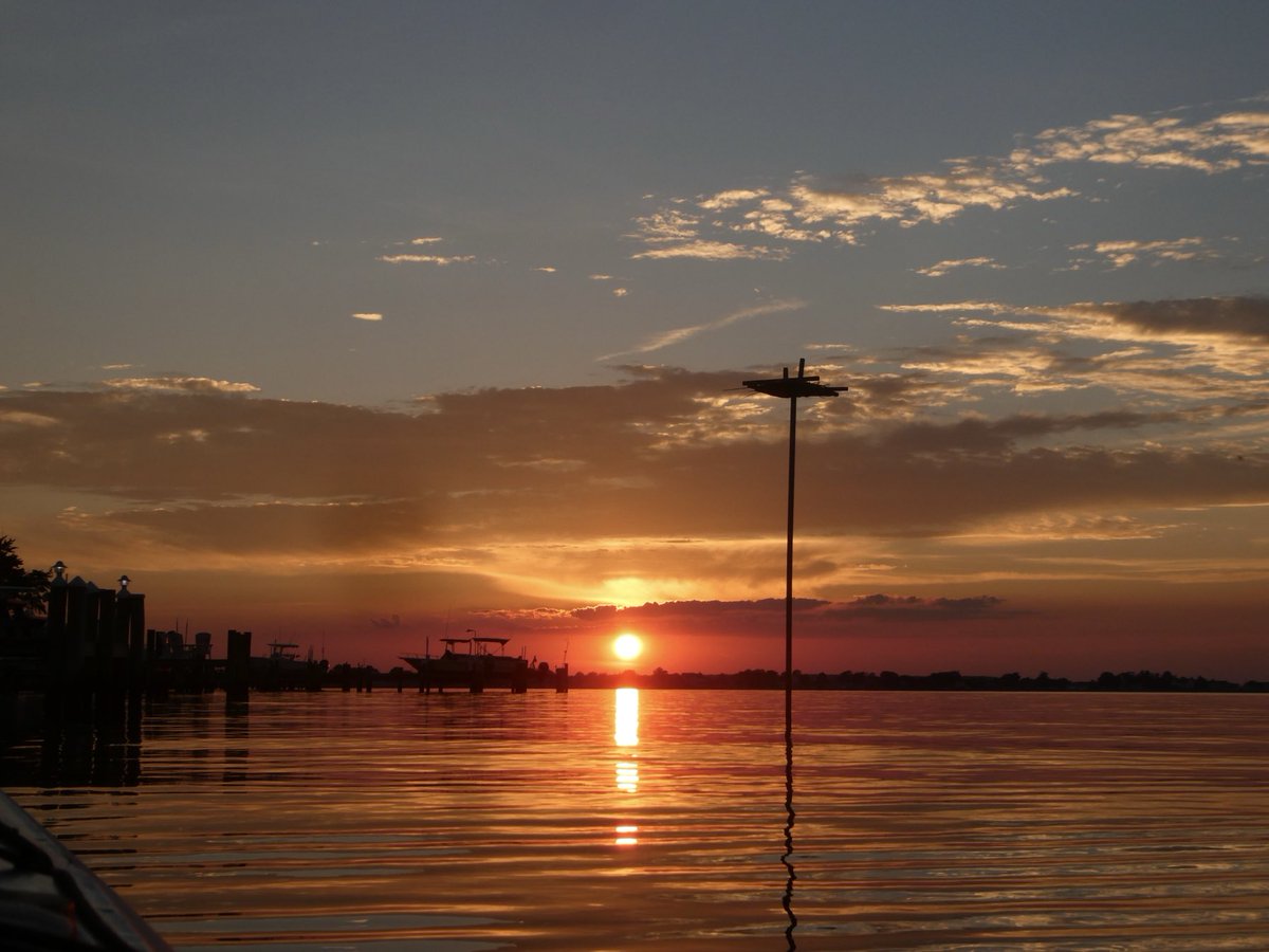 jack2cdr43's tweet photo. Temp reaches 85°F today with clear blue skies and ends with equally impressive kayak #Sunset scenes across the #Chester https://t.co/tHp48ymYzT