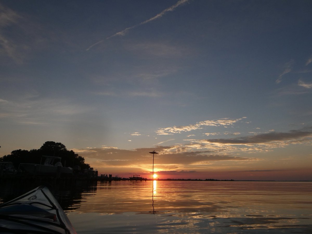jack2cdr43's tweet photo. Temp reaches 85°F today with clear blue skies and ends with equally impressive kayak #Sunset scenes across the #Chester https://t.co/tHp48ymYzT