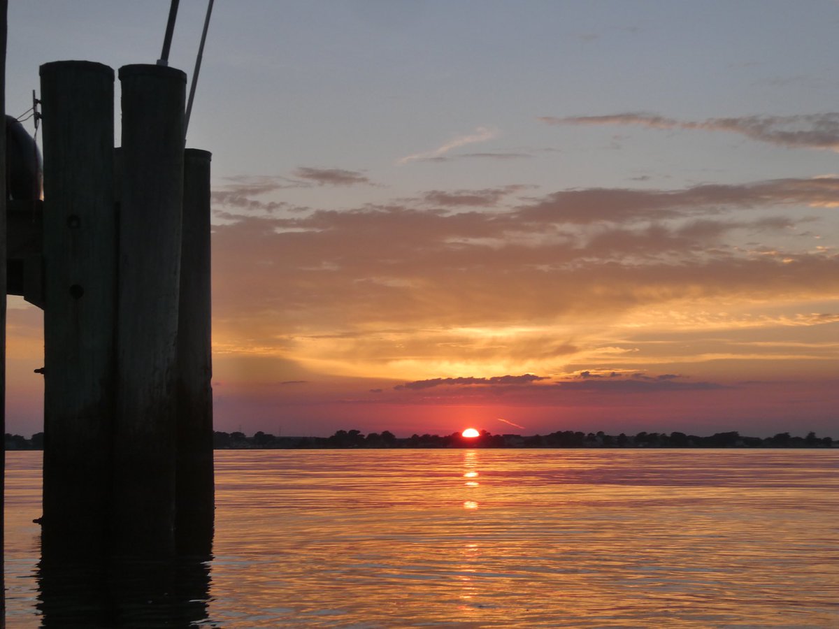 jack2cdr43's tweet photo. Temp reaches 85°F today with clear blue skies and ends with equally impressive kayak #Sunset scenes across the #Chester https://t.co/tHp48ymYzT