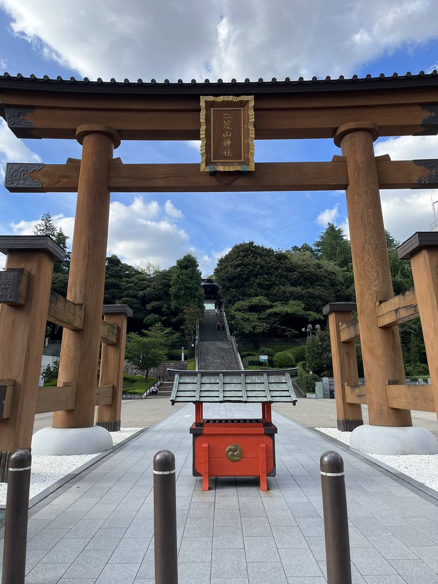 f_goshuin's tweet photo. 先週、二荒山神社に行ってきました。

鳥居がとても大きく長い階段がある神社です✨

宇都宮餃子ストリートのすぐ近くなので、お参りした後、みんみんの餃子を食べましたー🥟美味しかったです！ https://t.co/0nigJpvOeL