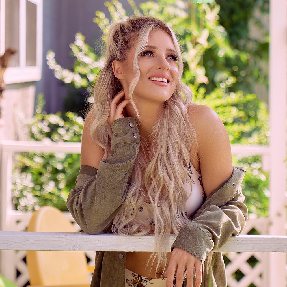 Dressin’ for Summer but decorating for Fall! ☀️🍁🍂 it was hot today!…but I still put out some pumpkins 🎃

📷 @anthonyromanocreative