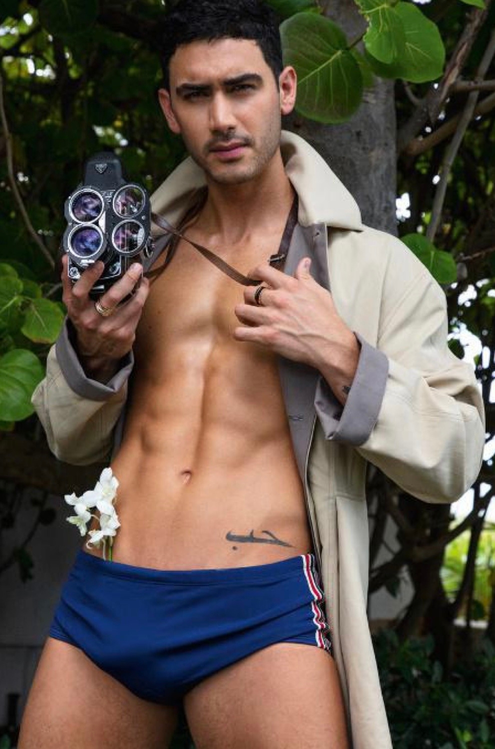 Actores Desnudos Famosos on X: El actor mexicano Alejandro Speitzer posa  desnudo y en traje de baño para la revista ICON t.cowkHVnahx3M  X