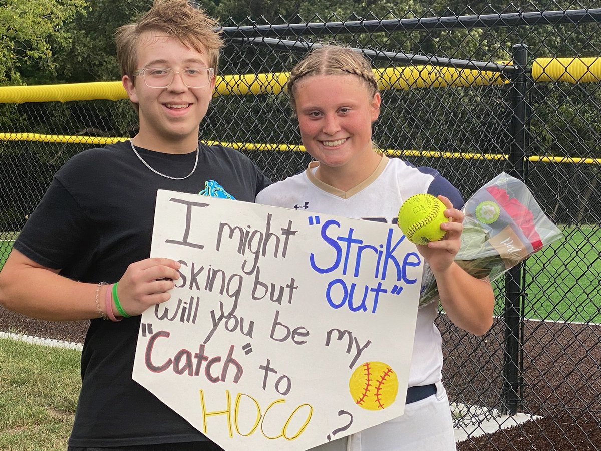 Great wins by Varsity and JV tonight!  A little fun after the game! 🥎💙