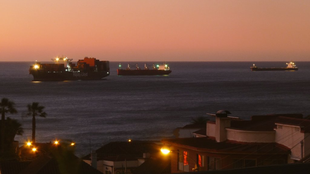 Off_Valpo's tweet photo. @flashjessica @edgardolazo @RenzoVaccarezza @gcodinad @cristobalreus @OFICIALDEREGATA frío y ventoso atardecer de #invierno (con horario de #verano) pero sin nubes en #Viña_del_Mar con el portacontenedores @Coyhaique 🇱🇷(LR) los buques de carga #Stove_Ocean 🇳🇴(NO) y #Southern_Hawk 🇸🇬(SG) fondeados a la gira frente a #Recreo con sus proas en dirección al #Sur https://t.co/fqnWwCdscm