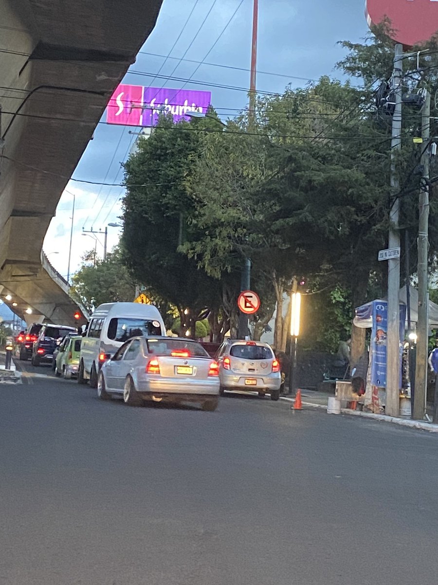 Pilar69976986's tweet photo. @AlcCuajimalpa entiendo que cierren el puente del Yaqui y lo revisen hasta que estén seguros que está bien. Lo que no me queda claro es porqué no hay policías de tránsito quitando a los inconscientes que se estacionan en dónde no deben aumentando el tráfico de por sí afectado https://t.co/HyTVEYvmW5