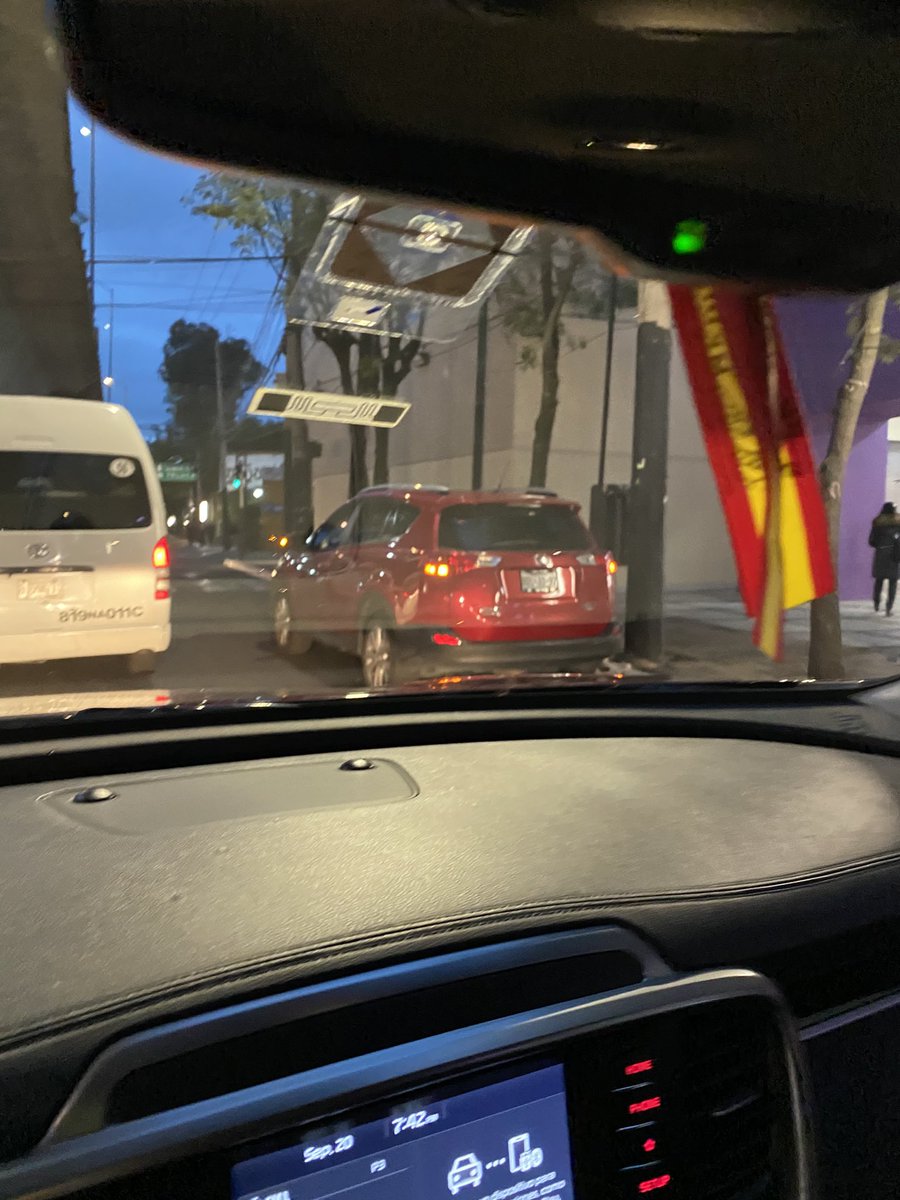 Pilar69976986's tweet photo. @AlcCuajimalpa entiendo que cierren el puente del Yaqui y lo revisen hasta que estén seguros que está bien. Lo que no me queda claro es porqué no hay policías de tránsito quitando a los inconscientes que se estacionan en dónde no deben aumentando el tráfico de por sí afectado https://t.co/HyTVEYvmW5